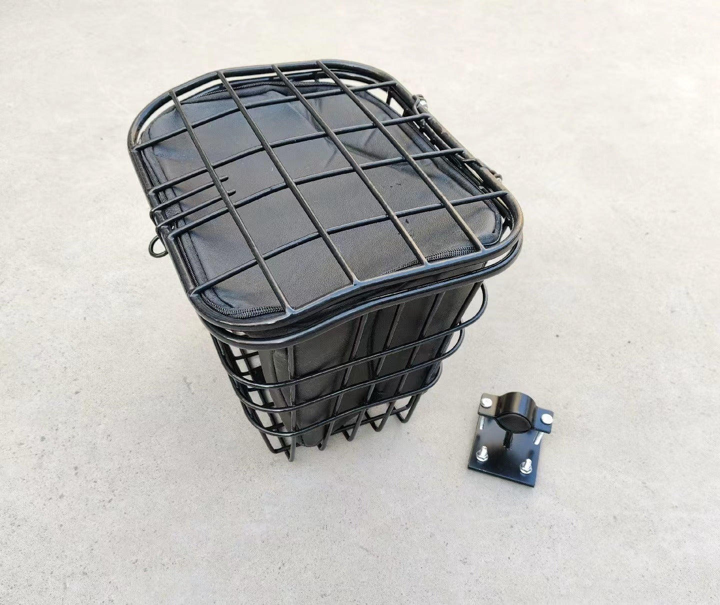 Großer Metallkorb mit Deckel und Futter